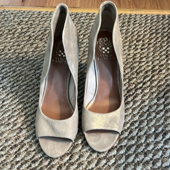 Vince Camuto gold tuxedo heels size 9.5 - Picture 2 of 7